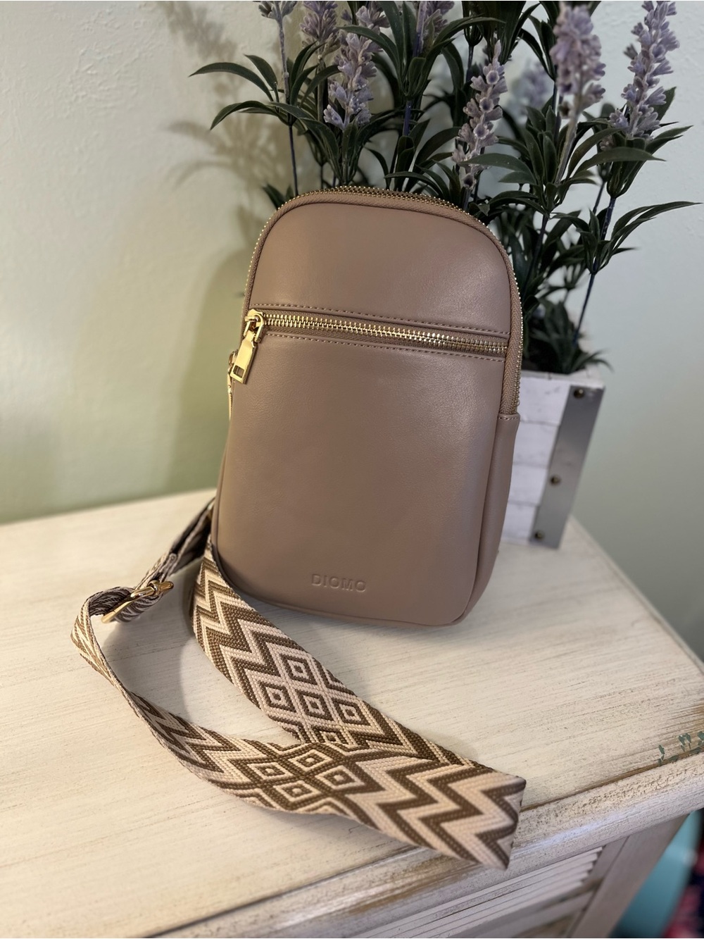 Diomo Crossbody Sling Bag Beige w/ Patterned Strap NWOT